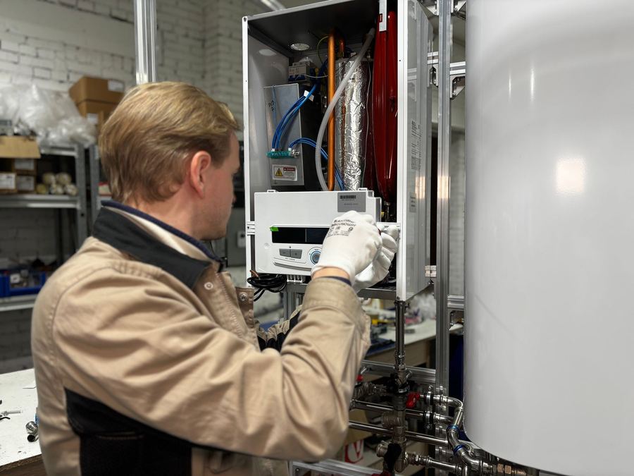 Techniker installiert eine komplette Heizungsanlage in der Werkstatt